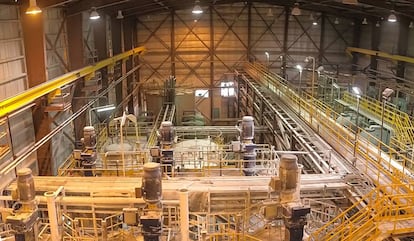 Interior de la planta de procesamiento de litio de Sales de Jujuy, en el salar de Olaroz.