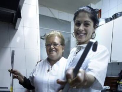 María y Daniela, de La Copita Asturiana, cocinan sus fabes con almejas.