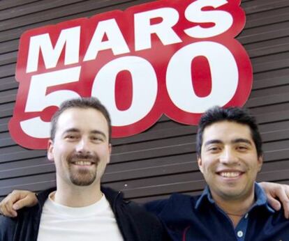 Romain Charles (izquierda) y Diego Urbina posan en el exterior de las instalaciones moscovitas de Mars500, en las que se simulará un viaje a Marte.