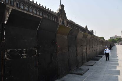 Vallas resguardan Palacio Nacional tras las manifestaciones donde presuntos estudiantes normalistas de Ayotzinapa lanzaron petardos y cohetones al inmueble, el 13 de mayo de 2024.