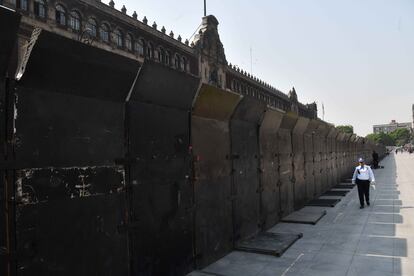 Vallas resguardan Palacio Nacional tras las manifestaciones donde presuntos estudiantes normalistas de Ayotzinapa lanzaron petardos y cohetones al inmueble, el 13 de mayo de 2024. 