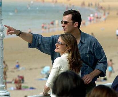 Los príncipes de Asturias han acelerado la sobremesa en el restaurante Arzak para poder dar un paseo por la playa de La Concha, en San Sebastián. El buen tiempo ha acompañado a Don Felipe y Doña Letizia, que han vuelto a coger después el coche para llegar hasta Hernani.