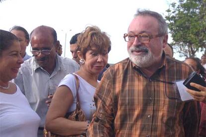 El escritor Fernando Savater, en las calles de Cartagena de Indias.