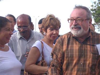 El escritor Fernando Savater, en las calles de Cartagena de Indias.