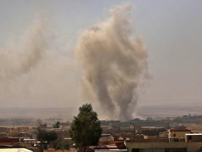 Una humarada, este jueves, en un pueblo cerca de Mosul