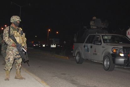 Militares vigilan el acceso a la cárcel de Altamira.