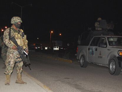 Militares vigilan el acceso a la cárcel de Altamira.