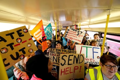 Maestros en huelga del Sindicato Nacional de Educación (NEU) a bordo de un autobús Routemaster que viaja al centro de Londres para la marcha y manifestación Protect the Right to Strike, contra el proyecto de ley de huelgas (niveles mínimos de servicio).