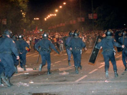 Un momento de una de las múltiples cargas policiales que se produjeron.