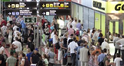 Colas de viajeros en la nueva terminal del aeropuerto de L’Altet durante el día de ayer.