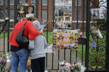 Una madre y su hijo observan los distintos mensajes depositados en el palacio de Kensington.