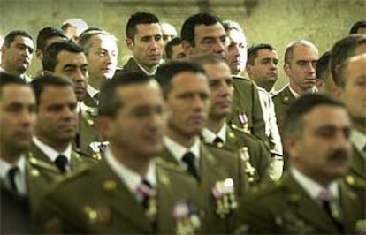 Varios militares escuchan el discurso del general jefe de la Fuerza de Maniobra, Juan Ortuño, ayer, durante la Pascua Militar en Valencia.