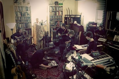 Jeff Tweedy, Mikael Jorgensen, Nels Cline, Patrick Sansone, Glenn Kotche, John Stirratt, en el loft de Wilco.