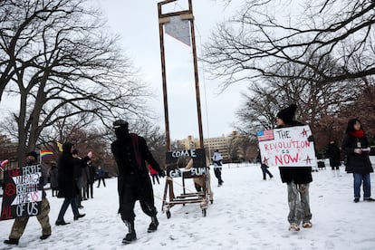 Un manifestante tira de una guillotina simulada en una protesta celebrada el da de la toma de posesin del presidente electo de Estados Unidos, Donald Trump, en el Parque Malcom X, en Washington.