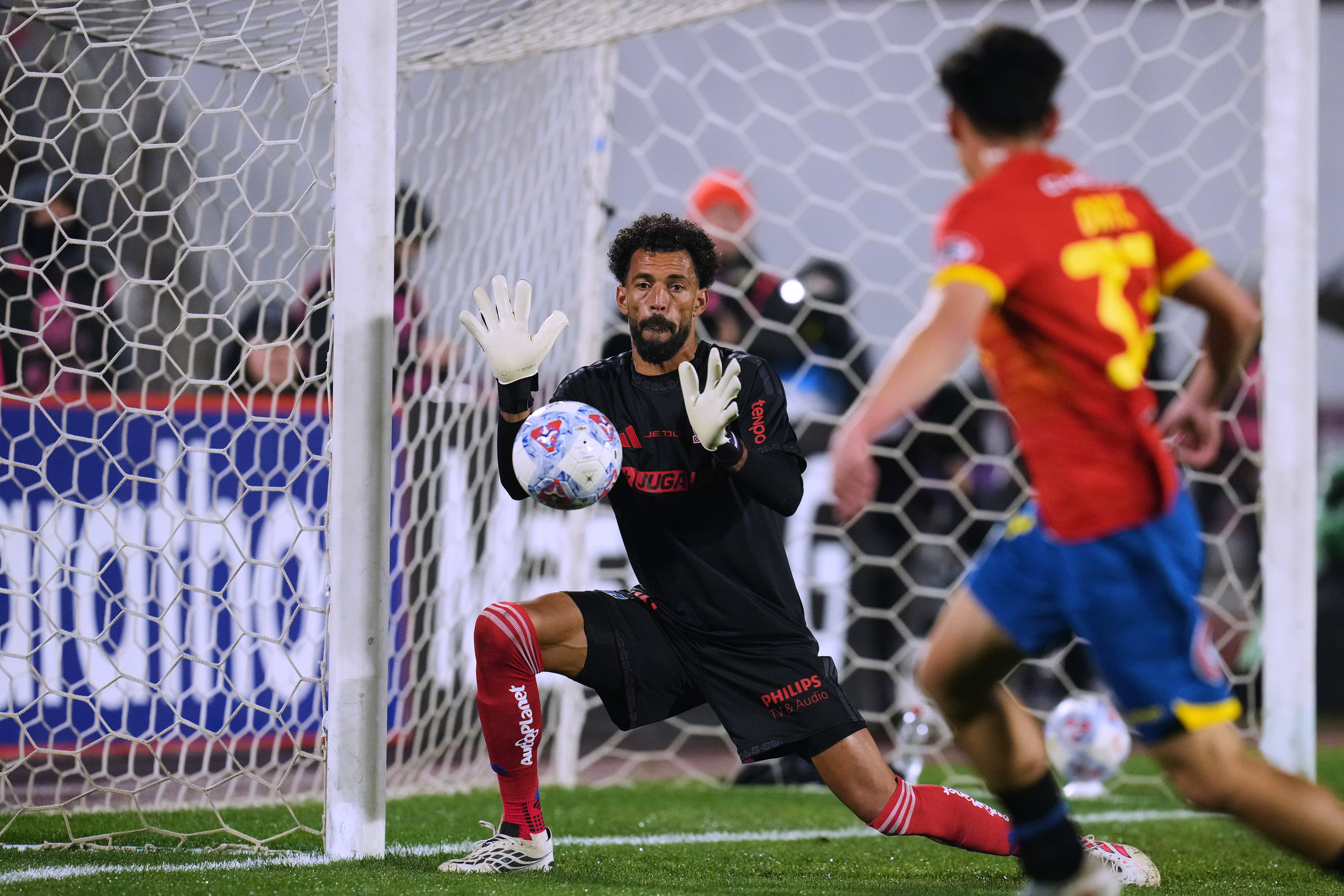 Vozinha debuta en la liga chilena con el arco en cero, pero con un error que casi le cuesta caro a Colo Colo