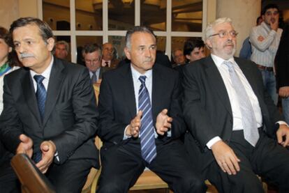 Gordillo, flanqueado por José Antonio Bosch y Carlos Ruiz Huidobro, al comienzo de la junta de accionistas.