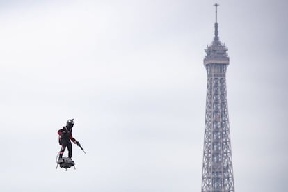 Se trata del tercer desfile de Macron desde que asumió el poder en mayo de 2017. En la imagen, el piloto Franky Zapata demuestra su habilidad montando en un 'flyboard', durante el desfile militar de este domingo.