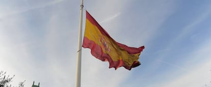 Una bandera de España en la plaza de Colón de Madrid.