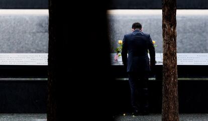 Un hombre permanece ante el Memorial de los atentados del 11 de septiembre de 2001 durante la jornada que marca el 17 aniversario de los ataques, en Nueva York (EE UU).