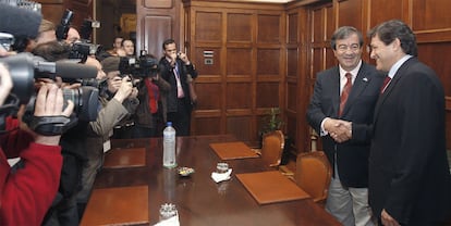 Francisco Álvarez-Cascos (izquierda) y el socialista Javier Fernández se dan la mano durante la reunión celebrada en Oviedo.