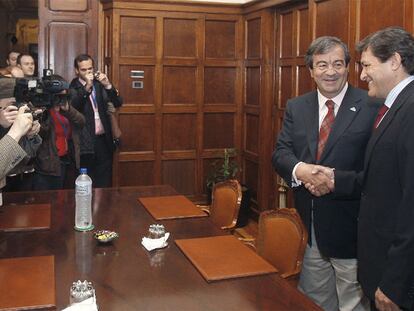 Francisco Álvarez-Cascos (izquierda) y el socialista Javier Fernández se dan la mano durante la reunión celebrada en Oviedo.