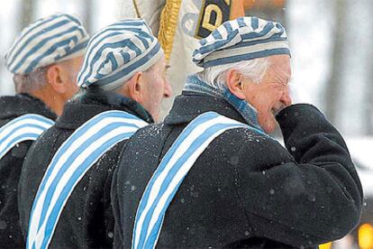 Un superviviente rompe a llorar durante la conmemoración del 60º aniversario de la liberación del campo de concentración de Auschwitz.