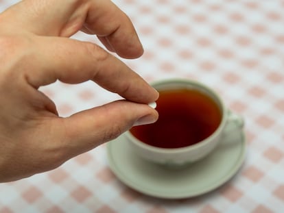 La OMS declara el talco como “probablemente cancerígeno” para los humanos 1 put a small tablet of sugar substitute in a cup of tea