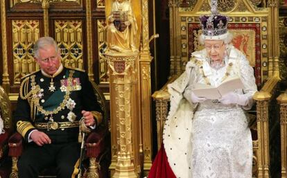 El príncipe Carlos y la reina Isabel de Inglaterra en el Parlamento británico, el 8 de mayo de 2013.