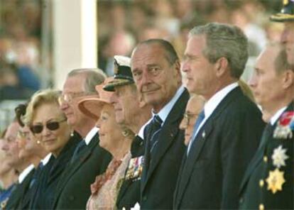 Jacques Chirac y George W. Bush posan junto al resto de líderes mundiales en los actos de recuerdo del Día D en la playa  de Arromanches.