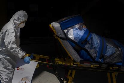 Un paramédico traslada a un paciente de covid-19 en condición crítica en Tijuana. Esa ciudad tiene una de las tasas de contagio y mortalidad por coronavirus más altas de México, solo por debajo de la capital.
