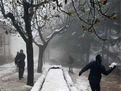 Nieve en el Santuario de la Font Roja de Alcoi, ayer.