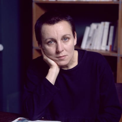 Olga Tokarczuk, retratada en París sobre 1998.