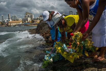 Devotos de Iemanjá deixam oferendas na praia de Salvador, na Bahia.