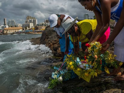 Devotos de Iemanjá deixam oferendas na praia de Salvador, na Bahia.