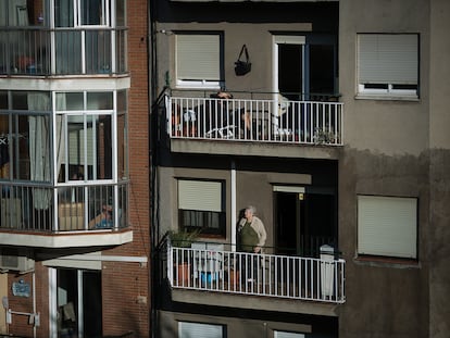 Vecinos de Barcelona en sus domicilios durante el estado de alarma decretado para frenar el coronavirus.