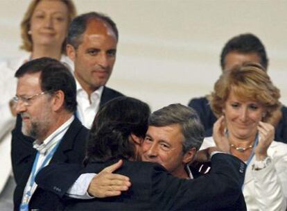 José María Aznar (de espaldas) abraza a Ángel Acebes en presencia de Mariano Rajoy (izquierda), Esperanza Aguirre y Francisco Camps.