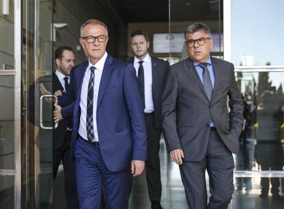 El Ministro de Cultura a la izquierda, José Guirao, junto al delegado del Gobierno valenciano, Juan Carlos Fulgencio, a la salida de la capilla ardiente de Carmen Alborch, en el Sanatorio Municipal de Valencia, el 25 de octubre de 2018.
