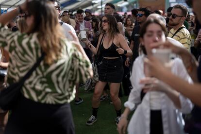 Asistentes al festival bailan durante la actuación de Horsegirl en el Sónar. 