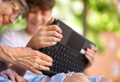 Aarón Muñoz y su abuela Primitiva González, en unos jardines de Fuenlabrada (Madrid).