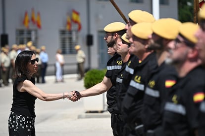 La ministra de Defensa, Margarita Robles saluda a los miembros de la UME durante el acto de imposición de las medallas por las labores de rescate durante la dana, este martes.