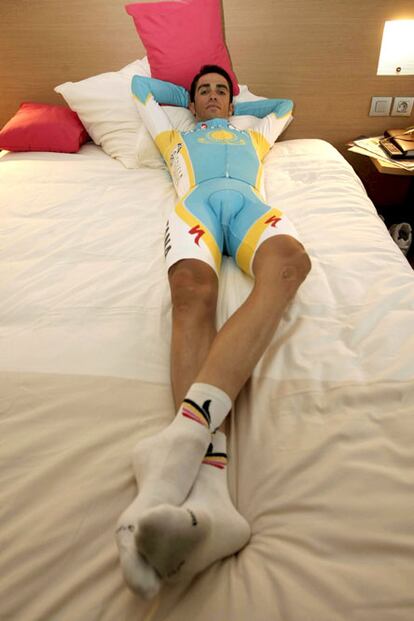 21 de julio de 2010. Pau. Día de descanso del Tour. A las 20 horas, Contador, maillot amarillo, se somete a un control antidopaje. La muestra de orina es enviada para su análisis al laboratorio de Colonia. El ciclista español descansa en su habitación el mismo día del control