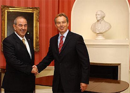 Los primeros ministros de Irak, Ayad Alaui (izquierda), y del Reino Unido, Tony Blair, en Downing Street.