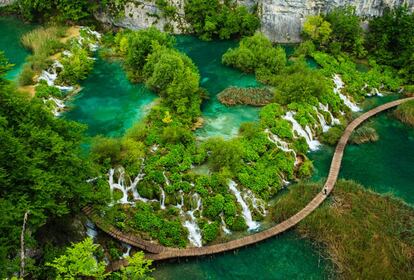 Este parque nacional croata, declarado Patrimonio mundial por la Unesco, est formado por una serie de lagos interconectados, cascadas, cuevas y bosques. El color de los lagos de Plitvice va del azul al verde o el gris.