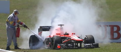 Un comisario apaga el fuego del Marussia de Jules Bianchi