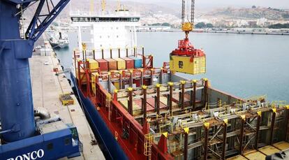 Carga de un buque con contenedores en el puerto de Almería.