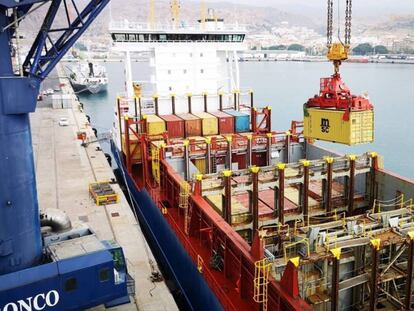 Carga de un buque con contenedores en el puerto de Almería.