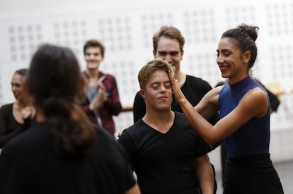 Y es que con la danza estos chavales aprenden a tener autonomía, a escucharse a sí mismos y al otro y desarrollan la creatividad y la psicomotricidad, ha apuntado a Efe la coordinadora de Espectáculos de la Fundación Psicoballet Maite León, Eider Zaballa.