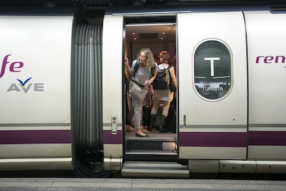 La incidencia ha afectado también a los trenes que salían de Madrid y a los de la línea francesa. El tren que tenía que salir a las 7.20 h hacia Figueres, el de las 7.25 h hacia Madrid a las 7.30 h con destino Irún-Bilbao han quedado parados en la estación de Sants. El convoy que salía a las 7.40 h hacia Madrid y los que venían de Figueres (8.00 h y 8.25 h) se han quedado fuera de la estación con los pasajeros dentro, según informa personal de Renfe.