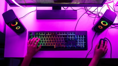 Estos teclados incorporan luces de diferentes colores debajo de las teclas. GETTY IMAGES.