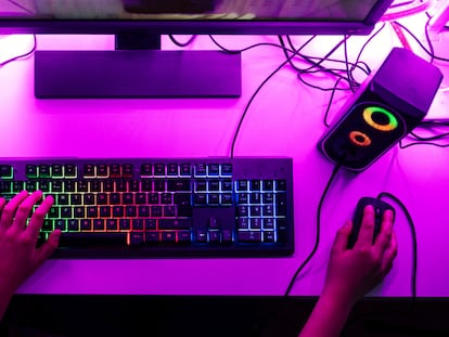 Estos teclados incorporan luces de diferentes colores debajo de las teclas. GETTY IMAGES.